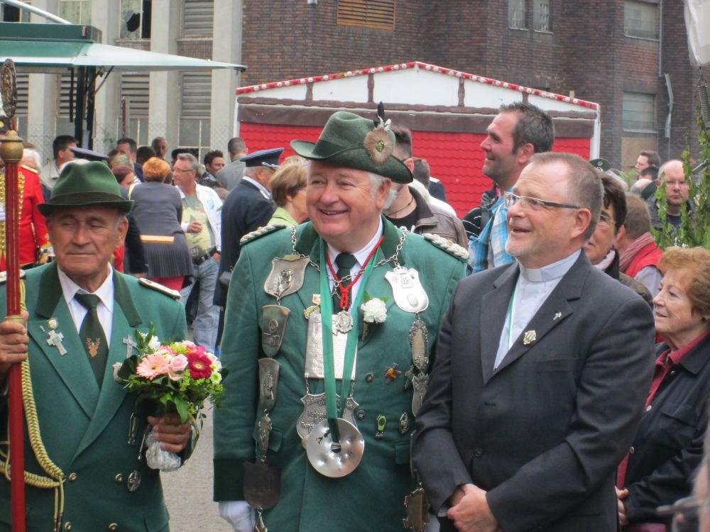 Der neue Schützenkönig Rolf Lüngen (Mitte) mit Präses und Pfarrer Günter Ernst (rechts).