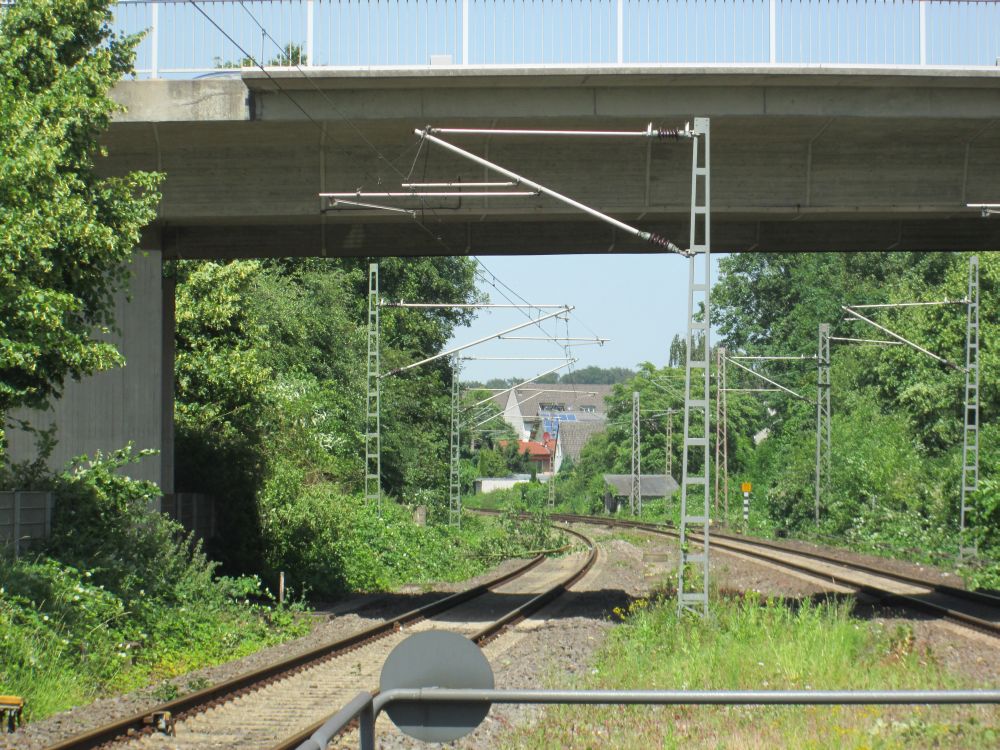 Blick vom Bahnsteig Ratingen Ost in Richtung Hösel - Baumstämme versperren die Gleise.