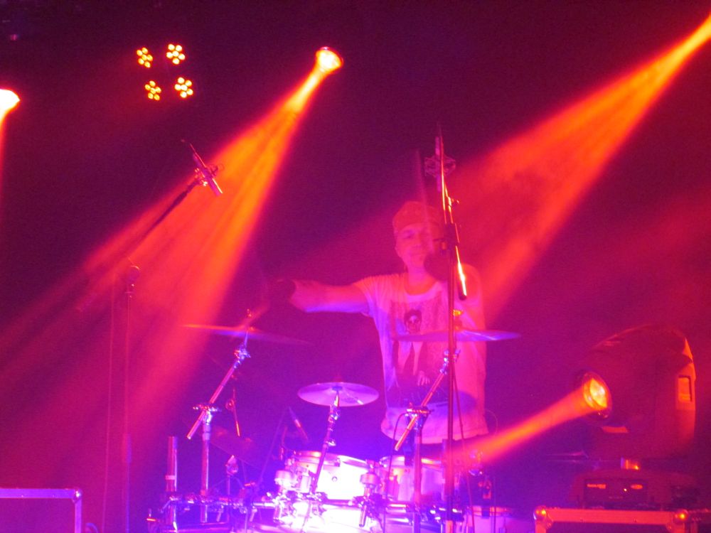 Frank Sobirey am Schlagzeug.